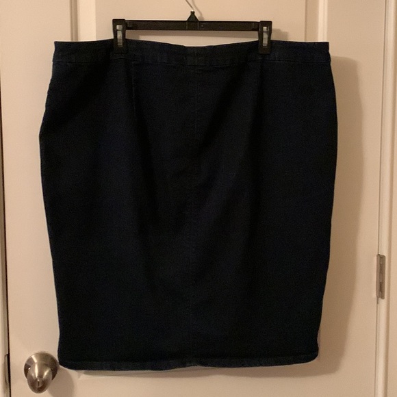 Lane Bryant stretchy blue denim skirt w/front zipper pockets (1 w/flaw) size 22 - Picture 5 of 10